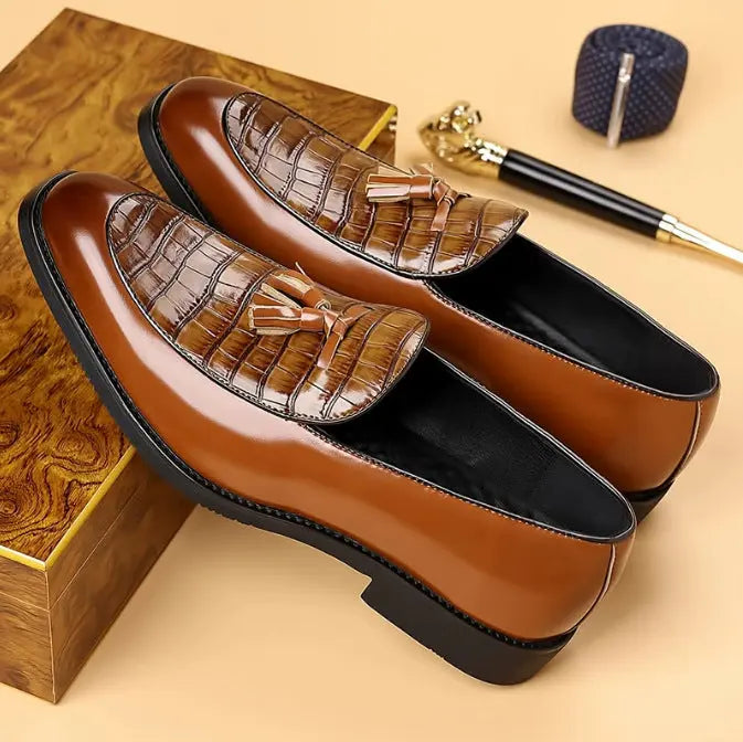 Mens Pointed-Toe British-Style Business-Casual Slip-On Leather Shoes Raven’s Echo Hoodie