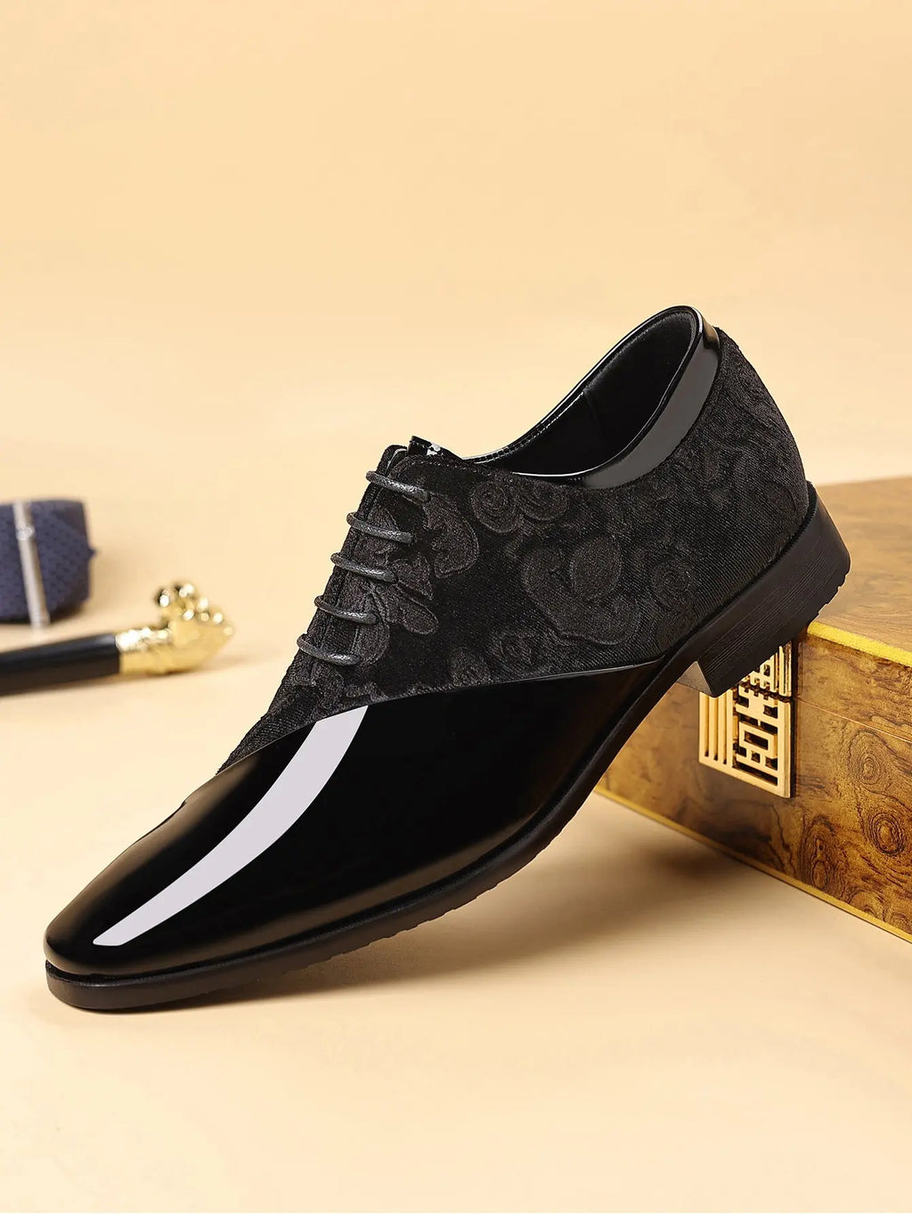Shiny Business Pointed-toe Leather Shoes Raven’s Echo Hoodie