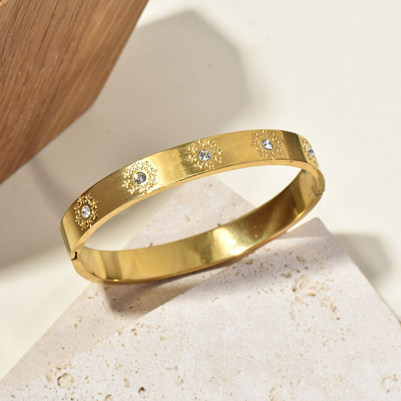 Retro Sunflower Diamond-Encrusted Bracelet Gold Polished Cuff