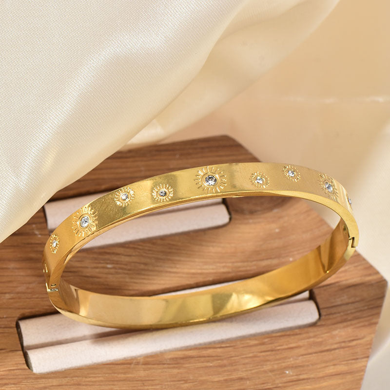 Retro Sunflower Diamond-Encrusted Bracelet Gold Polished Cuff