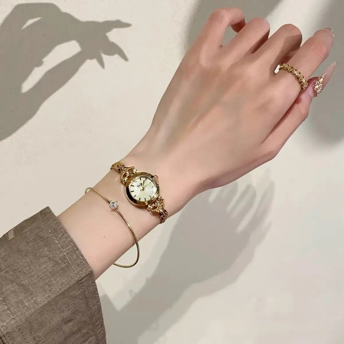Stylish And Minimalist Alloy Womens Watch Raven’s Echo Hoodie