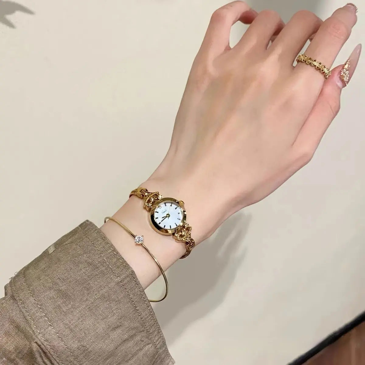 Stylish And Minimalist Alloy Womens Watch Raven’s Echo Hoodie
